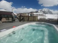 Walk to Lifts, Newly Renovated, Mtn. Views, Fireplace, Hot Tub, Garage Access