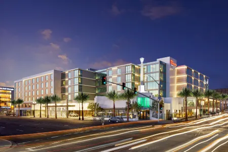 Hilton Garden Inn San Diego Downtown/Bayside Отели рядом с достопримечательностью «Ботаникал Билдинг»