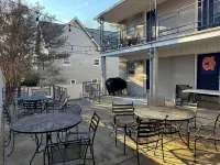 Upscale Condo, As Close As it Gets to Plainsman Park!! Mike's Merchandise附近的飯店