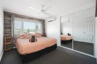 Beach & Bay Holiday House - Walk to town, club, nearby beaches and Bay