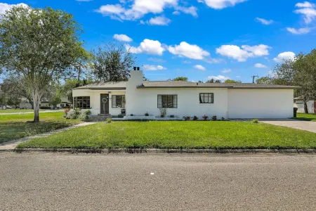 Comfy beds, Game Room, & Clean - Worth it!