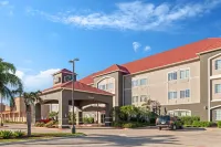 La Quinta Inn & Suites by Wyndham Mercedes Outlet Mall Hotels in 