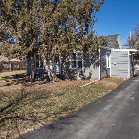 ⁂Centrally Located⁂Close to Downtown⁂Stocked Kitchen⁂