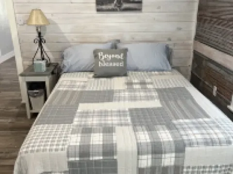 The Yellow Rose, Near the Square, Renovated & in the Heart of the Hill Country 梅森酒店