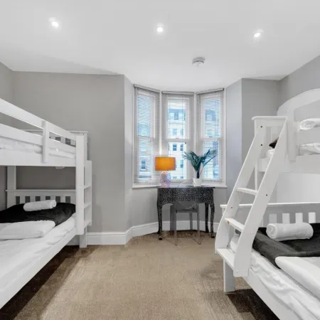 Central Pier Place - Large Group House Sleeps up to 16