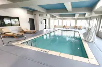 Days Inn & Suites by Wyndham Russellville - Pools