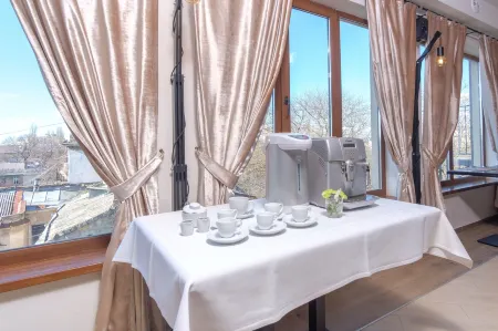 Boomerang Boutique Hotel Отели рядом с достопримечательностью «Храм святого апостола Луки»