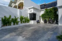 RedDoorz Plus @ Cameloan Hotel Palu Hotel dekat Mawar Merah Kost
