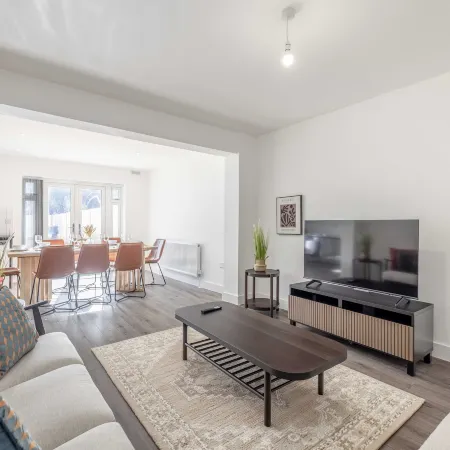 Chic and Comfy 4 Bedroom Stay Baylis Road