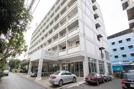 Lee Garden Bangkok Отели рядом с достопримечательностью «Wat Maha But Temple - Mae Nak Shrine»