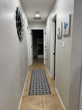 Located in the Heart of Albuquerque.  Close to Old Town, Easy Access to I 40. Отели рядом с достопримечательностью «Альбукерке Ботаникал Гарден»