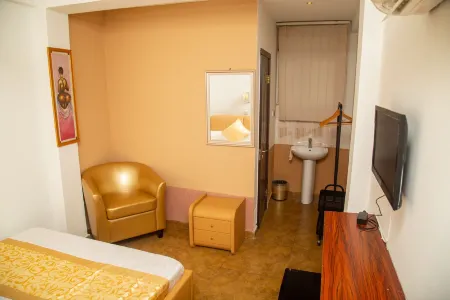 Gold Plaza Hotel Отели рядом с достопримечательностью «Парк Ратрей»