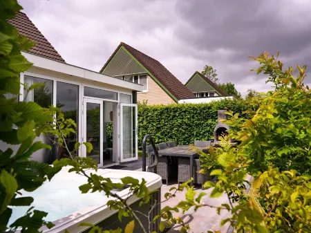 House with Sauna, Outdoor Spa and Pedal Boat