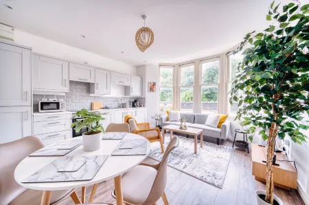 Stunning 2 Bed by the City Centre & Bute Park Отели в г. Катейс