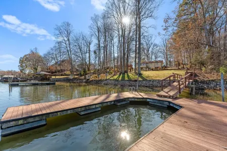 Waking Up Norman Lakefront Getaway, Fire Pit & Lake Views