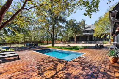 Hot Tub + Fire Pit + Pool + Game Room ~ Guesthouse Hotels in der Nähe von Austin Hindu Temple