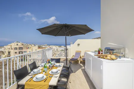 Summer Breeze Penthouse with Large Terrace and Hot Tub by Getaways Malta Отели рядом с достопримечательностью «Mellieha Beach»