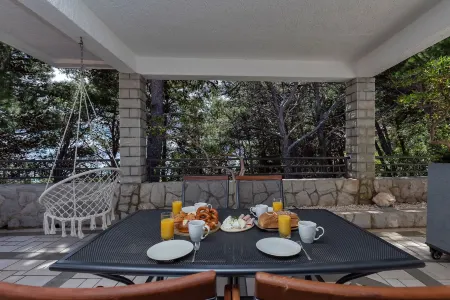 Villa AMore Brela Отели в г. Zadvarje