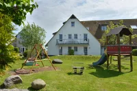 Hotel- & Ferienanlage Kapitäns-Häuser Breege Hotels in Putgarten