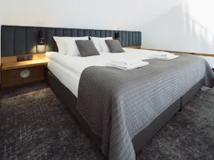 New Port Hotel