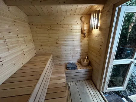 Retro Lodge nr Dartoor with Hot Tub & Opt Sauna