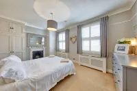 Central Wimbledon House Sleeps 8 - Secluded Garden
