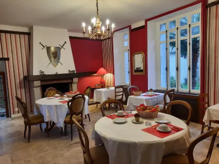 Hôtel de La Barbacane Отели в г. Клиссон