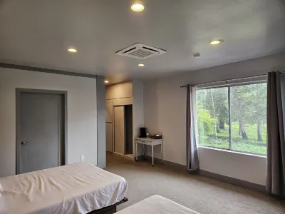 The Black Forest Lodge فنادق في Chester