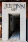 Just Inn City Hotel dekat Clock Tower