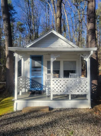 2 River Road Inn Cottages Отели рядом с достопримечательностью «Футбридж Бич»