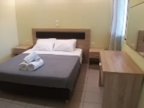 Petries Studios Hotels in Distos