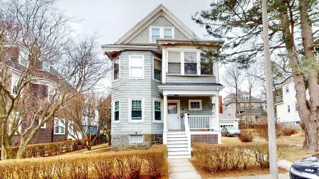 15 minutes to Fenway Park! Family-sized unit offers free parking. Отели рядом с достопримечательностью «Арнолд Арборетум оф Гарвард Юниверсити»