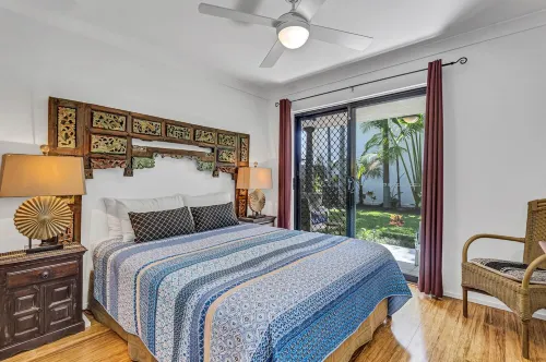 BESAKIH @ BYRON BAY central to town & main beach , large garden, pet friendly