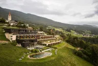 Santre Dolomythic Home Hoteles cerca de Val di Funes