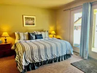 Spacious 3 Bed, 3 Bath Condo on Golf Course with Hot Tub, Sauna & Indoor Pool!