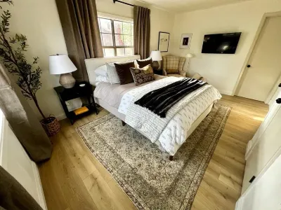 Updated! Upper Canyon! The Burgundy Bungalow Cabin with Fireplace - Pet Friendly