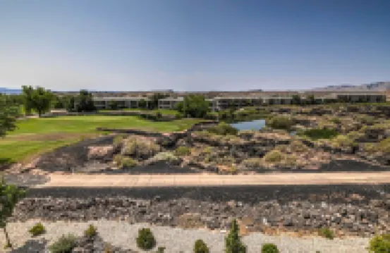 Golfers Getaway in Secluded and Quiet Setting, Golf Course and Mountain Views!