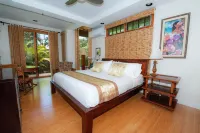 Tropical Rendezvous Suite - Luxury Studio in tropical gardens with koi ponds.