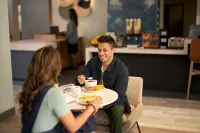 Atwell Suites KANSAS CITY AIRPORT by IHG - bar