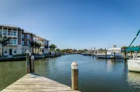 Stylish bayside condo with WiFi & pool - close to the beach & restaurants