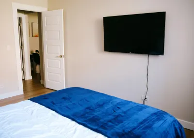 Charming Escape with High-End Kitchen and Cozy Living Area - Inviting Retreat Terminal 2 Station 주변 호텔