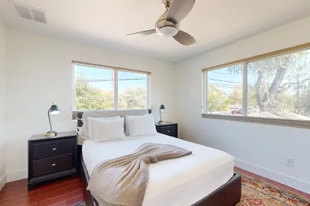 Modern, Dog-Friendly Flat with WiFi & Garage Parking - Unbeatable Location