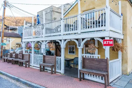 Charming Getaway with Hot Tub and Fire Pit - Unique Historic Retreat