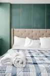 Spacious City View and Modern Amenities - Chic Urban Retreat