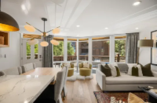 Breathtaking Mountain Views and Cozy Fireplace - Exquisite Modern Retreat