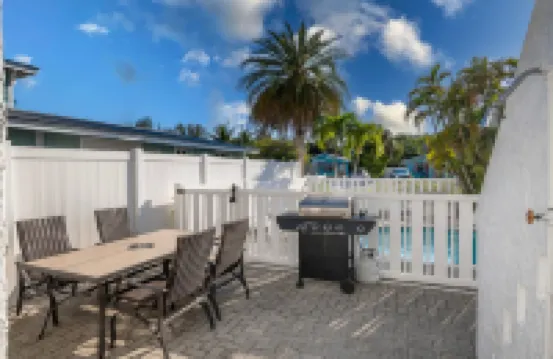 Private Entrance and Shared Pool Access - Charming Island Retreat