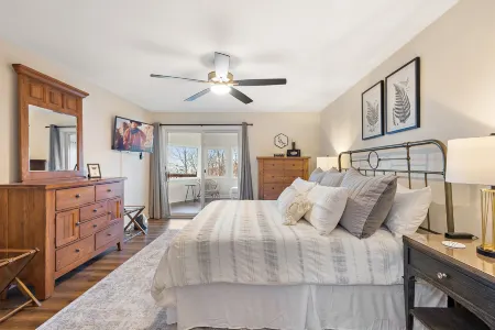 Expansive Deck and Hot Tub with Mountain Views - Stunning Retreat Отели в г. Севен Девилс