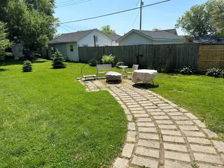 Spacious Kitchen and Proximity to Attractions - Charming Family Retreat Отели в г. Гурон Тауншип