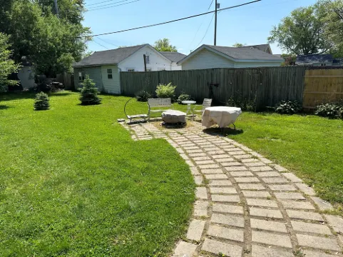 Spacious Cottage with Large Kitchen and Dining - Inviting Family Haven