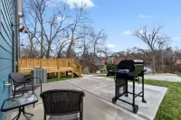 Private Entrance and Dual-Master Suite - Luxury Modern Townhome Hotels in Clarksville